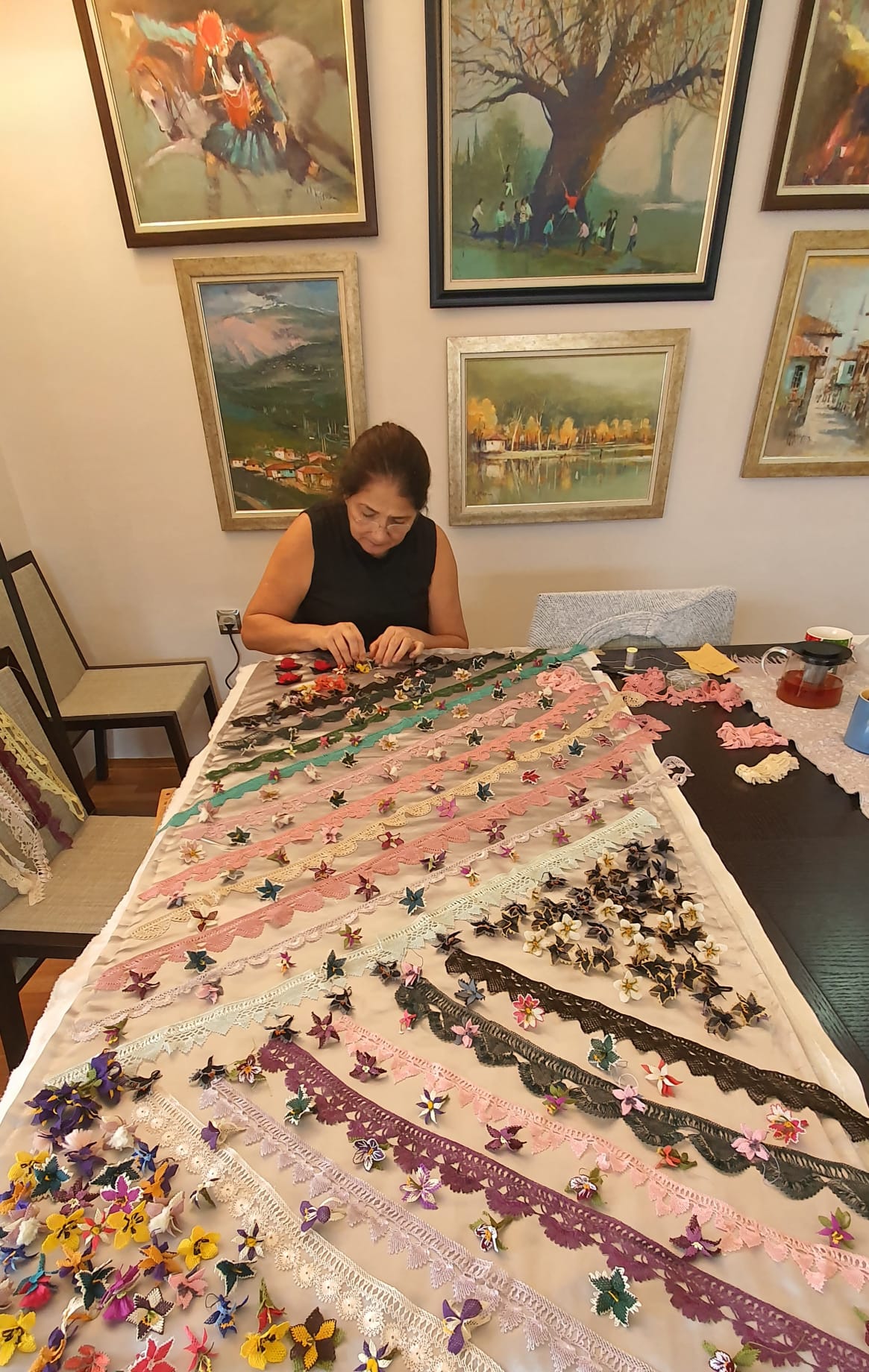 Nesrin Öcal iğne oyası çalışması yaparken