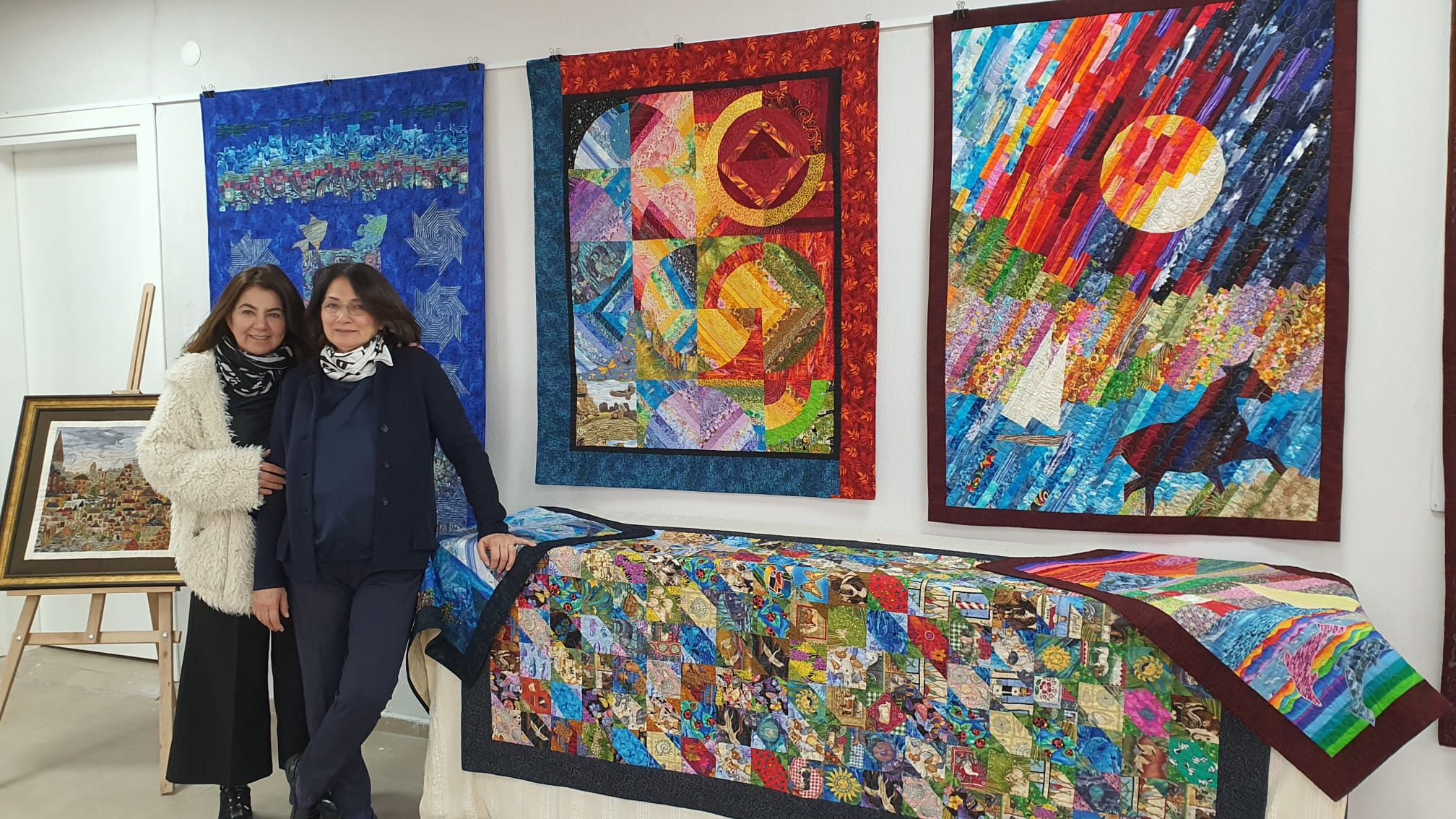 Nesrin Öcal sergi alanında tekstil eserleri ile